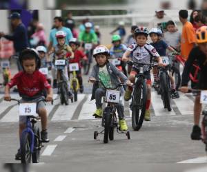 Los pequeños acudieron puntuales al estacionamiento de Mall Multiplaza, donde cada año tiene lugar la Vuelta Ciclística Infantil.