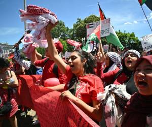 Un grupo de personas agita banderas israelíes frente al hospital donde se encuentran los cuatro rehenes liberados en Gaza; el primer ministro Benjamin Netanyahu abraza a uno de ellos y en la playa un socorrista da la noticia por altavoz. Israel, este sábado, está de fiesta.