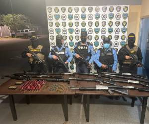 El dueño del arsenal de armas y municiones no se encontraba en la vivienda en el momento del allanamiento.