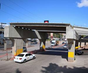 El puente de acceso y retorno en la tercera entrada de la colonia Kennedy es una de las obras heredadas que falta finalizar, el proyecto tiene un 60% de avance.