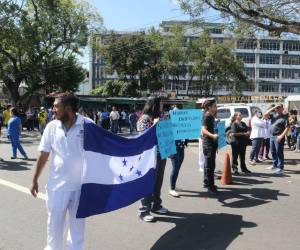 Cansados de promesas rotas, médicos y enfermeros en Honduras toman medidas drásticas: protestas y bloqueos para exigir mejoras en el sector salud.