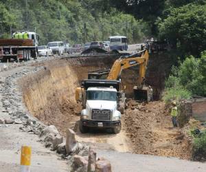 La reconstrucción total de esta vía se ejecuta desde la rotonda de La Laguna hasta la aldea El Guanábano.