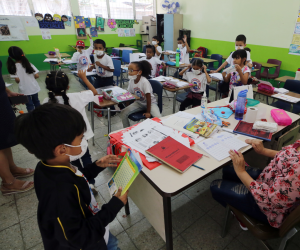 Los docentes en muchas ocasiones son quienes les brindan una mascarilla a los alumnos; los menores presentan problemas de salud.