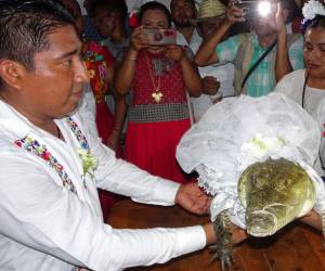 La unión entre un hombre y un caimán hembra se celebra en este pueblo desde hace más de 230 años para conmemorar el día en que dos etnias de la región se integraron gracias a una boda.