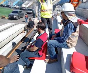 Condepor mostró imágenes de la supervisión de un especialista para la instalación de las butacas del estadio Nacional Chelato Uclés.