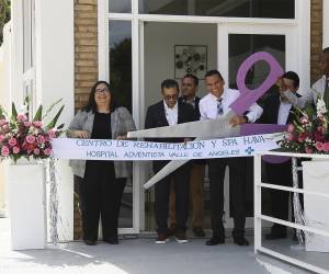 <i>Autoridades del Hospital Adventista Valle de Ángeles realizan el simbólico corte de cinta, marcando oficialmente la apertura del nuevo Centro de Rehabilitación y Spa.</i>