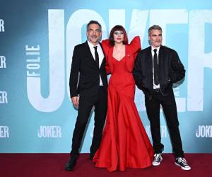 El director y productor Todd Phillips posó junto a las estrellas de su nuevo filme: Lady Gaga y Joaquin Phoenix, durante la premier mundial de Joker 2 en Londres, Inglaterra.