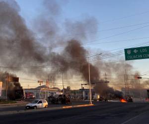 Vehículos fueron incendiados en las entradas a la capital del estado y otras ciudades como Los Mochis y Guasave.