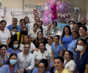 La pequeña Patricia celebró su año de vida con el personal médico, familia y padrinos en el Materno Infantil.