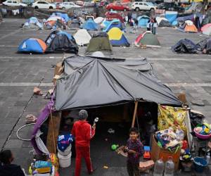 Decenas de migrantes de diferentes nacionalidades se instalaron en Tláhuac, Ciudad de México. La zona parece un campamento y las personas piden apoyo del gobierno.