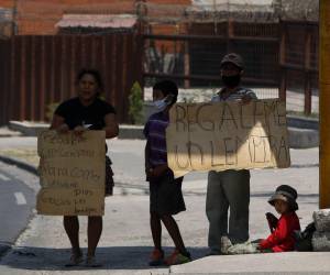 En Tegucigalpa se puede presenciar cómo las familias salen a las calles a pedir ayuda alimentaria debido a su necesidad.