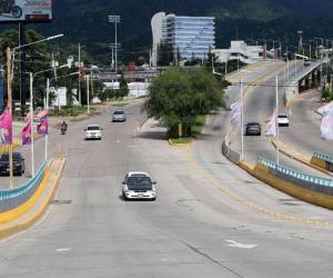 El Feriado Morazánico ofrece a los capitalinos un respiro de la rutina diaria. Este año, como es costumbre. Los bulevares de Tegucigalpa y Comayagüela se ven con una notable reducción en el tráfico vehicular al que se está acostumbrando día a día, lo que ha permitido a los que no viajaron durante esta semana, disfrutar de una ciudad más tranquila y de fácil acceso. A continuación las imágenes captadas por EL HERALDO.