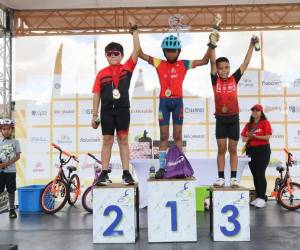 Los ganadores de la categoría masculina de 9-10 años en la Vuelta Ciclística de EL HERALDO.