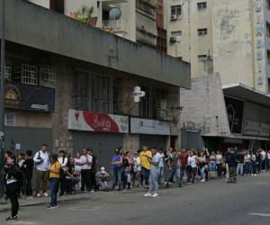 Los venezolanos abarrotaron los centros de votación desde muy temprano para responder al llamado ciudadano de ejercer el sufragio y así decidir si poner fin al chavismo o la continuidad del mismo. El ambiente se desarrolla hasta el momento con tranquilidad mientras transcurre el proceso electoral. A continuación las imágenes.