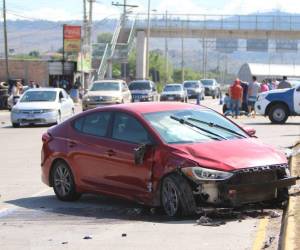 Los vehículos implicados en la colisión sufrieron fuertes daños materiales.