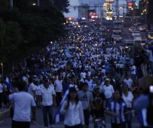 La marcha de las antorchas, convocada este viernes frente a la colonia Kennedy, avanzó hacia la Casa Presidencial para exigir la renuncia de la presidencia Xiomara Castro.