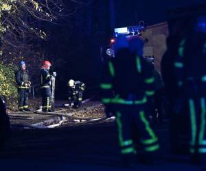 Ucrania reportó este martes -15 de noviembre- un ataque con misiles rusos en varias de sus ciudades, una situación que se reflejó en edificios residenciales en llamas, cortes masivos de luz y un muerto. A continuación los detalles.