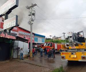 Una extensa capa de humo sigue saliendo del negocio de llantas. Cuerpo de Bomberos vigila el lugar con el fin que las llamas no se reactiven.