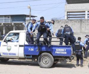 Hay 78 miembros policiales y varias patrullas rondando el escenario durante el partido, todos están cubriendo 24 puntos específicos para que no hayan percances.