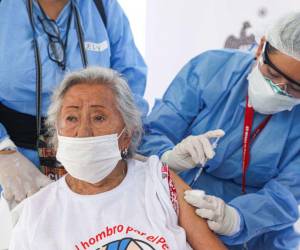 La dosis bivalente, que protege contra las variantes del ómicron, se ha destinado principalmente a la población mayor de 60 años y a trabajadores de la salud.