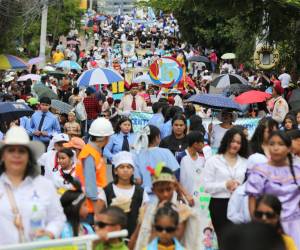 Repletas lucieron las calles de la capital de Honduras durante los desfiles en conmemoración de las fiestas patrias.