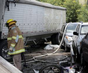 Una de las víctimas quedó tirada abajo del pesado automotor.