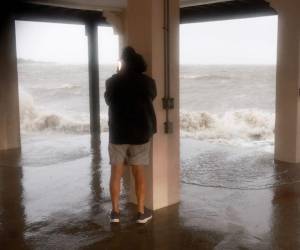 Al menos cinco personas murieron como consecuencia de la tormenta tropical Debby, que avanza este martes por el sureste de Estados Unidos con lluvias torrenciales y una amenaza de inundaciones.