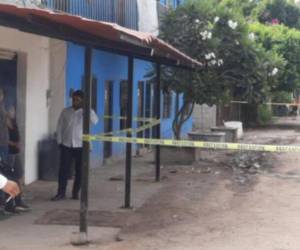 Agentes acordonaron la entrada de la cuartería donde yacía el cuerpo sin vida de la joven, quien estaba en estado de embarazo.