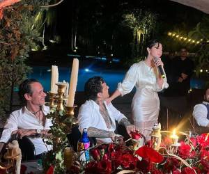 Ángela Aguilar y Nodal cantaron durante su boda frente a sus invitados.