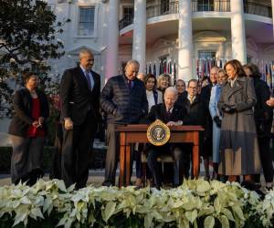 Biden firmó en la Casa Blanca un texto que protege la unión entre personas del mismo sexo en todo Estados Unidos.