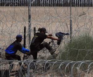 Autoridades de Texas instalan más cercas en la frontera con México. La medida ha sido denunciada por organizaciones civiles. Aquí mayores detalles de esta denuncia.