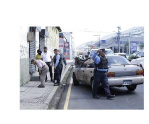 Agentes de la Policía Nacional llegaron al lugar donde el comerciante le disparó al empleado de la institución bancaria.