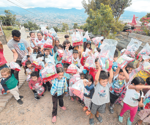 Felices quedaron los pequeños con los regalos que les llevamos hasta la puerta de su casa. Los infantes agradecieron la bondad de quienes se acordaron de ellos en esta Navidad.