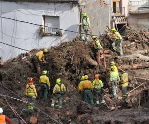 Miles de litros de agua, raciones de alimentos y kits de higiene han sido distribuidos, y brigadas trabajan en la limpieza de cauces y reparación de infraestructuras dañadas.