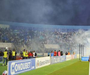 El partido se tuvo que detener tras este incidente que causó temor entre aficionados.