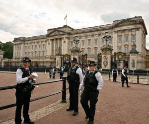 A pocos días que se lleva a cabo la coronación de Carlos III se ha redoblado la seguridad en las afueras del Palacio de Buckingham.