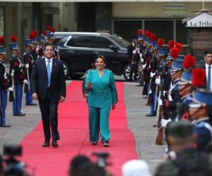 Luciendo un elegante traje color turquesa, llegó la presidenta de Honduras, Xiomara Castro, este domingo 15 de septiembre al inicio de las fiestas patrias.