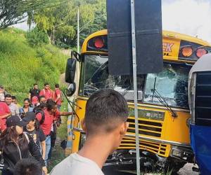 Un autobús proveniente de El Progreso, Yoro, estuvo a punto de causar una tragedia en la entrada de la capital de Honduras, Tegucigalpa, específicamente a la altura de la colonia El Carrizal, tras protagonizar un accidente de colisión múltiple. A continuación las imágenes del aparatoso percance.