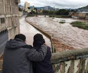 Las lluvias, que comenzaron hace unos cuatro días, han dejado estragos en la zona norte del país, y ahora la zona central también reporta daños. Ante el aumento del riesgo, los habitantes de las áreas aledañas están siendo evacuados.