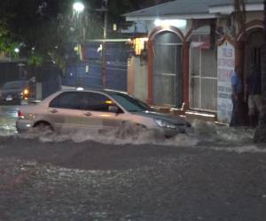 Este viernes por la tarde, las primeras lluvias de junio azotaron San Pedro Sula, Cortés, acompañadas de truenos y rayos, causando un caos en la ciudad del norte de Honduras.