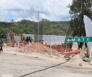 Las gigantescas columnas que sostendrán la estructura del puente ya se están edificando.