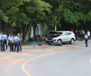 Muere motociclista al colisionar contra camioneta en carretera a Valle de Ángeles