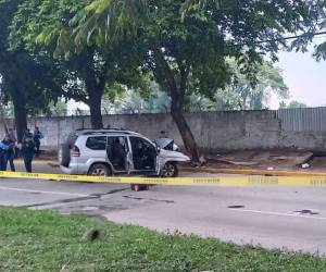 El automóvil quedó destruido de la parte delantera y presentaba al menos seis disparos.