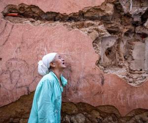 Una mujer reacciona frente a su casa dañada por el terremoto en la ciudad vieja de Marrakech el 9 de septiembre de 2023.