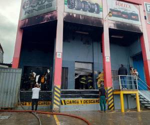 Parado en las gradas de su local, Yalet observaba a los bomberos trabajar para apagar las enormes llamas.