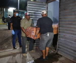 Los cuerpos de las víctimas de la matanza comenzaron a ser entregados la noche del martes.