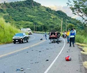 Los cuerpos de los jóvenes quedaron tendidos a un lado de la carretera, pues salieron votando tras el fuerte impacto.