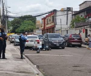 Así quedó el cadáver del presunto delincuente sobre su motocicleta.