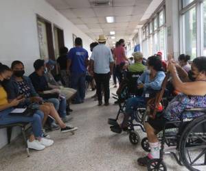 Médicos del Hospital Escuela protestan por más de tres meses sin pago, afectando consultas y cirugías. Exigen respuesta de la Sesal.