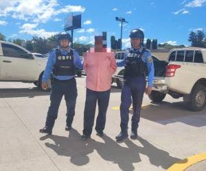 El hombre de 64 años de edad, identificado como Hipólito Pavón, fue custodiado por agentes de la DPI.